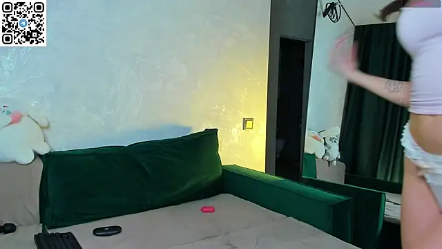 miamiumiu online show from 21, 11, 2025