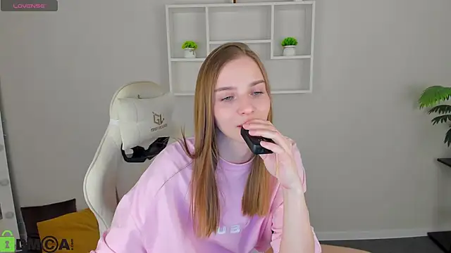 L1na Reeds online show from 1, 11, 2025