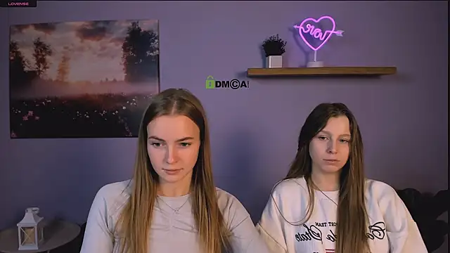 esme moore  online show from 13, 11, 2025