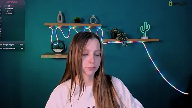 esme moore  online show from 27, 11, 2025