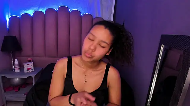 AriaVega online show from 6, 11, 2025