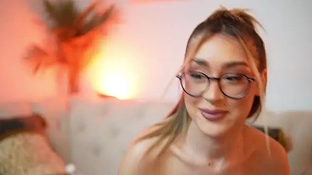 Snapshot of AileenKiss chatting on 18, 7, 2026 AileenKiss online show from 18, 7, 2026