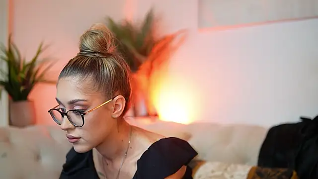 Snapshot of AileenKiss chatting on 9, 10, 2025 AileenKiss online show from 9, 10, 2025