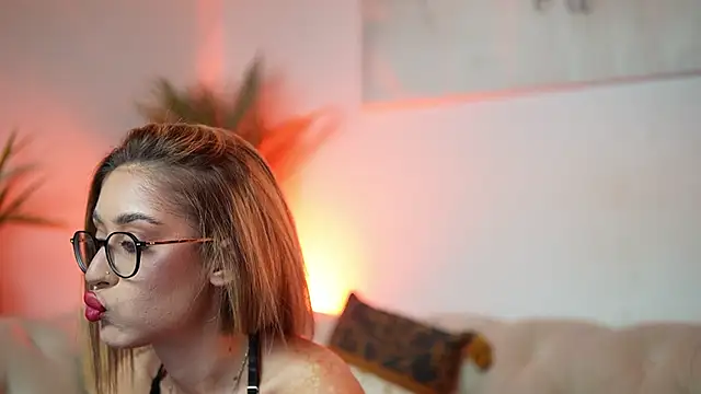 Snapshot of AileenKiss chatting on 12, 10, 2025 AileenKiss online show from 12, 10, 2025