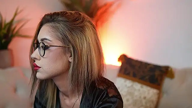 Snapshot of AileenKiss chatting on 8, 10, 2025 AileenKiss online show from 8, 10, 2025