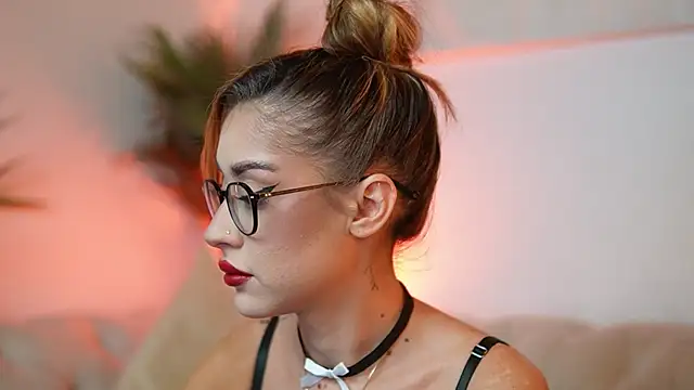 Snapshot of AileenKiss chatting on 10, 11, 2025 AileenKiss online show from 10, 11, 2025