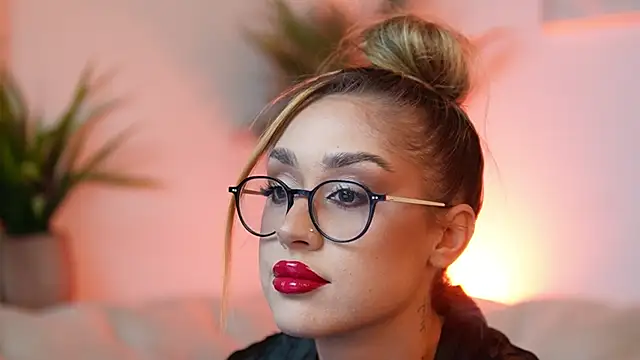 Snapshot of AileenKiss chatting on 20, 10, 2025 AileenKiss online show from 20, 10, 2025