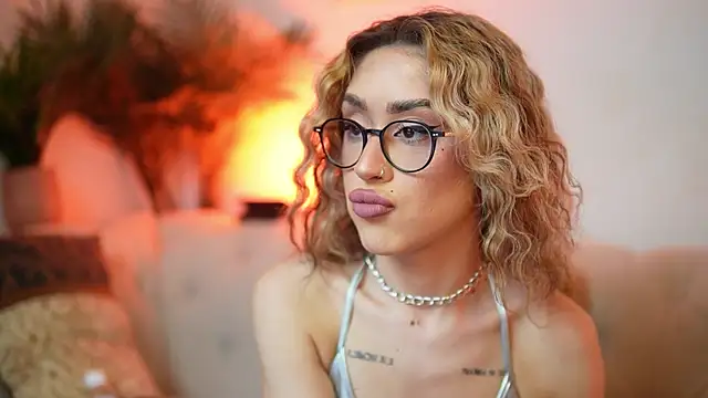 Snapshot of AileenKiss chatting on 12, 7, 2026 AileenKiss online show from 12, 7, 2026