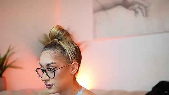 Snapshot of AileenKiss chatting on 28, 10, 2025 AileenKiss online show from 28, 10, 2025