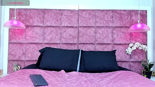 Snapshot of CameronRey_ chatting on 5, 11, 2025 CameronRey online show from 5, 11, 2025