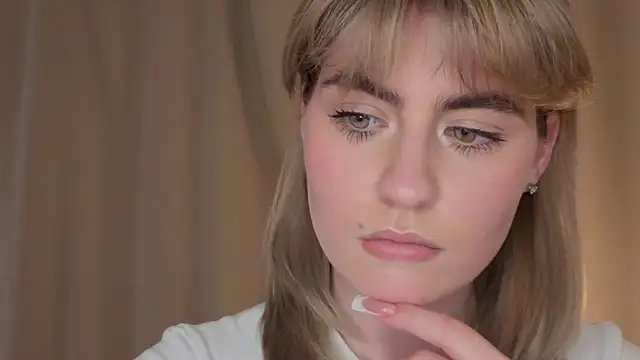 Snapshot of EuniceRaymundo chatting on 4, 10, 2025 EuniceRaymundo online show from 4, 10, 2025