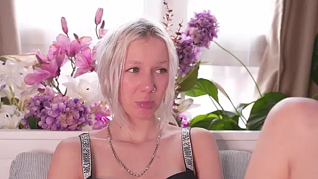 Snapshot of RanyThomson chatting on 6, 11, 2025 RanyThomson online show from 6, 11, 2025