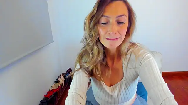 Snapshot of Velourmuse chatting on 19, 6, 2026 Velourmuse online show from 19, 6, 2026