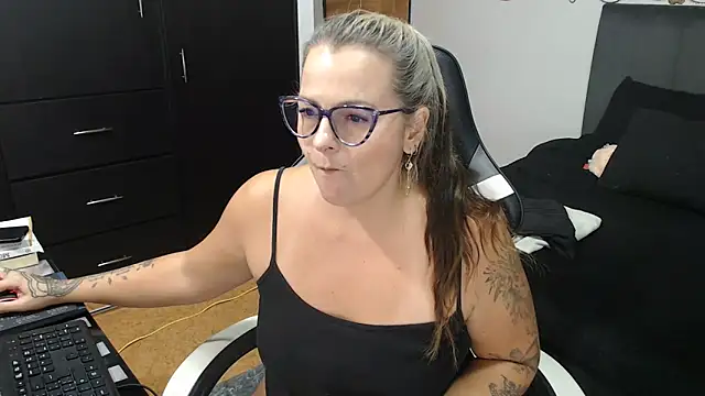 Snapshot of perlagoloza05 chatting on 9, 11, 2025 perlagoloza05 online show from 9, 11, 2025