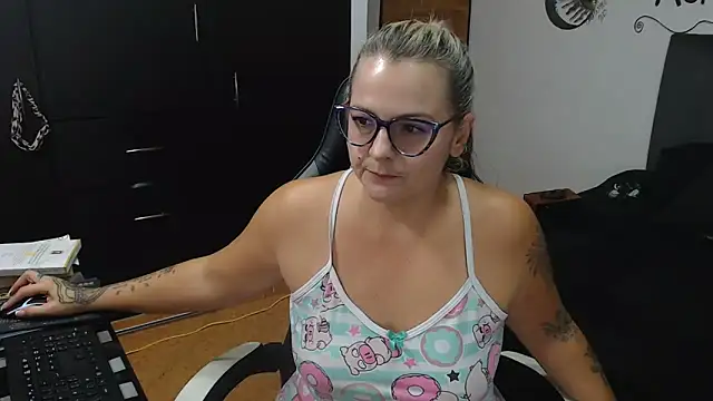 Snapshot of perlagoloza05 chatting on 11, 11, 2025 perlagoloza05 online show from 11, 11, 2025