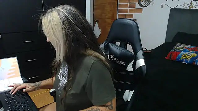 Snapshot of perlagoloza05 chatting on 12, 11, 2025 perlagoloza05 online show from 12, 11, 2025