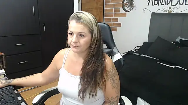 Snapshot of perlagoloza05 chatting on 14, 11, 2025 perlagoloza05 online show from 14, 11, 2025