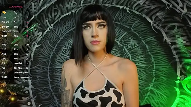 dahlia darkwood online show from 18, 12, 2025