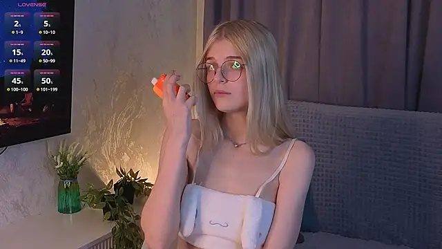 MonicaShiny online show from 15, 10, 2025