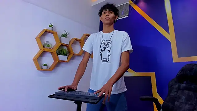 Play boys Hot2 online show from 15, 10, 2025