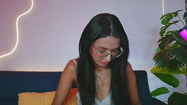 Snapshot of luna_valen chatting on 23, 5, 2026 luna valen online show from 23, 5, 2026