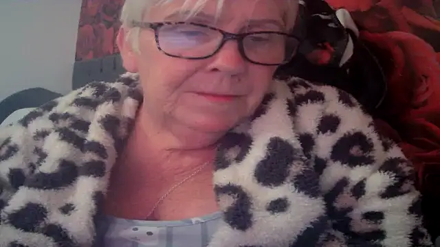 Snapshot of Playful_MILF_Demi chatting on 30, 4, 2026 Playful MILF Demi online show from 30, 4, 2026