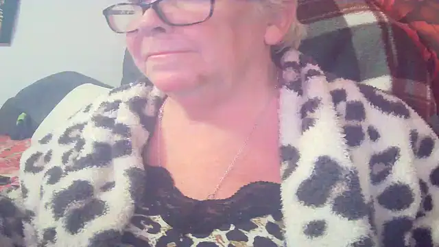 Snapshot of Playful_MILF_Demi chatting on 28, 4, 2026 Playful MILF Demi online show from 28, 4, 2026