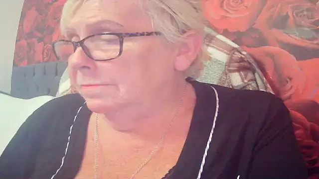 Snapshot of Playful_MILF_Demi chatting on 4, 5, 2026 Playful MILF Demi online show from 4, 5, 2026