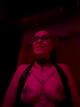 Snapshot of kikine69 chatting on 4, 10, 2025 kikine69 online show from 4, 10, 2025