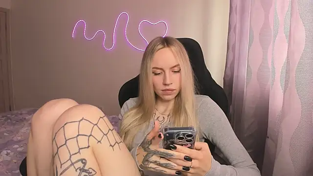 Snapshot of hello_kittyyk chatting on 22, 5, 2026 hello kittyyk online show from 22, 5, 2026