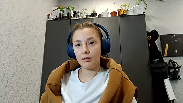RavenGirlThier online show from 4, 10, 2025