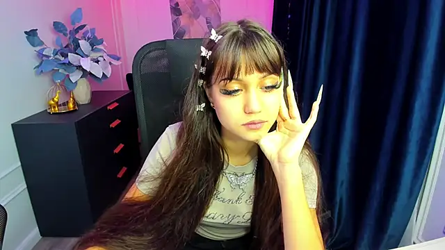 TiffanyYounge online show from 28, 11, 2025