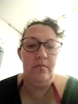 Snapshot of -saraqueen- chatting on 4, 11, 2025 -saraqueen- online show from 4, 11, 2025