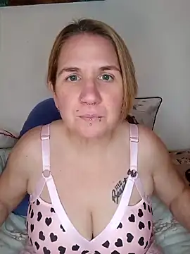 Snapshot of LaceyWestxx chatting on 17, 12, 2025 LaceyWestxx online show from 17, 12, 2025