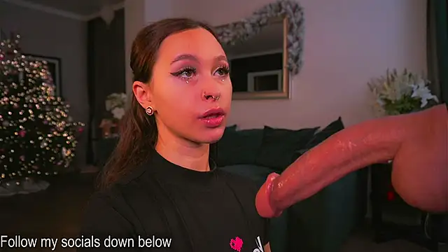 karolineneuer  online show from 1, 12, 2025