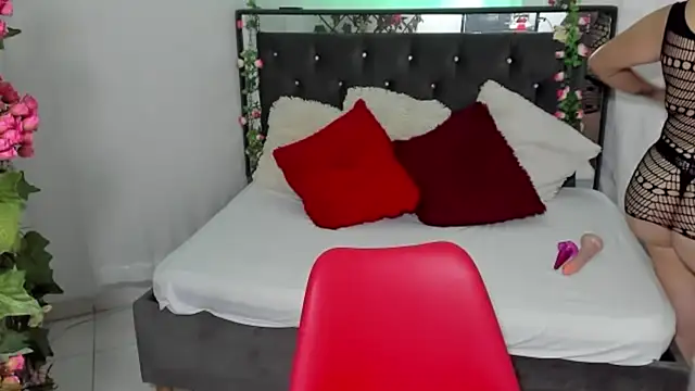 Sarah bigass Co online show from 2, 12, 2025