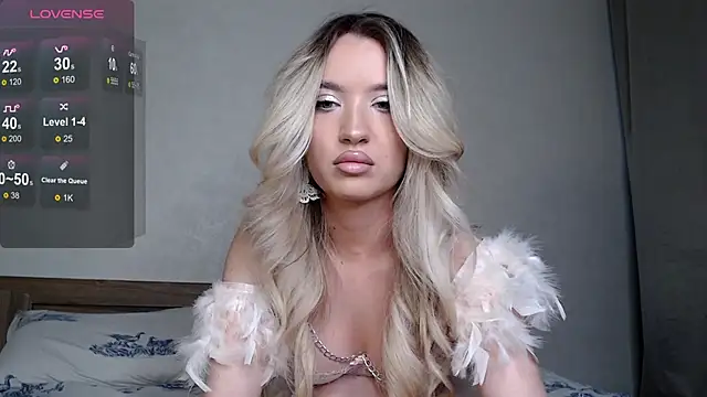 Luna glamy online show from 6, 10, 2025