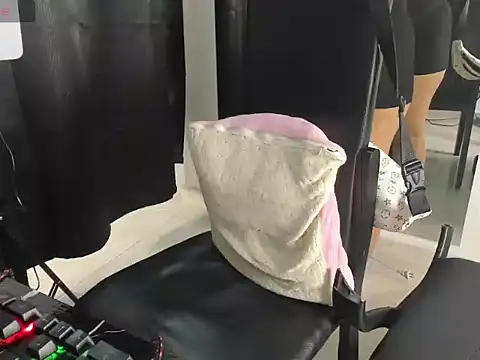 Snapshot of Baby_Latin chatting on 25, 10, 2025 Baby Latin online show from 25, 10, 2025