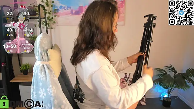 Nuura Moore online show from 31, 10, 2025