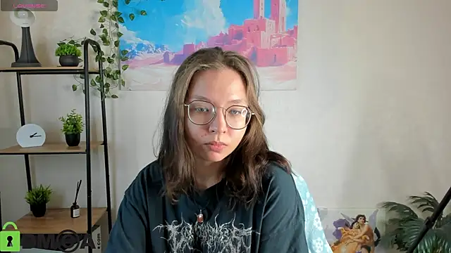 Nuura Moore online show from 28, 10, 2025