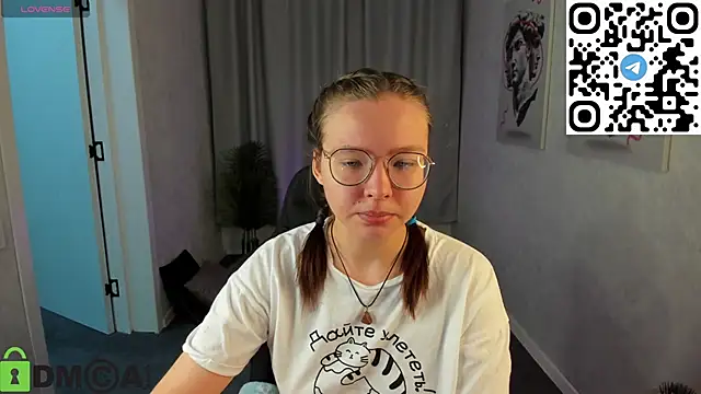 Nuura Moore online show from 25, 11, 2025