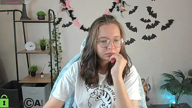 Nuura Moore online show from 7, 11, 2025