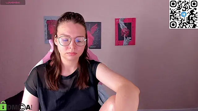 Nuura Moore online show from 21, 11, 2025