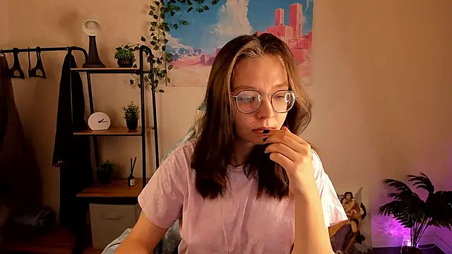 Nuura Moore online show from 27, 10, 2025