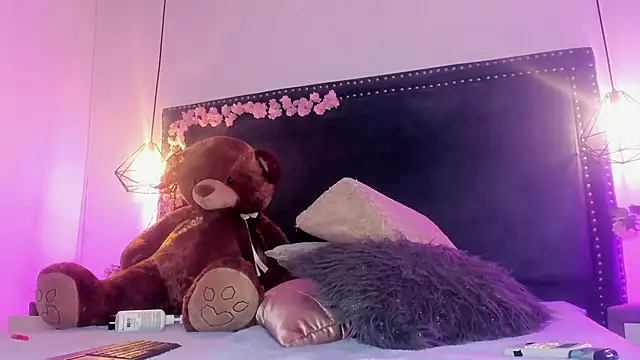 Emma Saylor online show from 13, 4, 2026