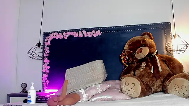 Emma Saylor online show from 31, 1, 2026