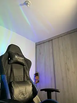 Snapshot of Dave-Max01 chatting on 14, 11, 2025 Dave-Max01 online show from 14, 11, 2025