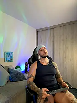 Snapshot of Dave-Max01 chatting on 11, 11, 2025 Dave-Max01 online show from 11, 11, 2025