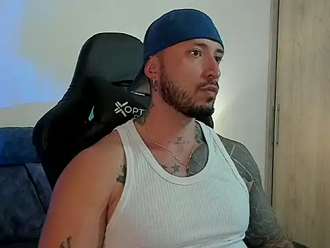 Snapshot of Dave-Max01 chatting on 4, 11, 2025 Dave-Max01 online show from 4, 11, 2025