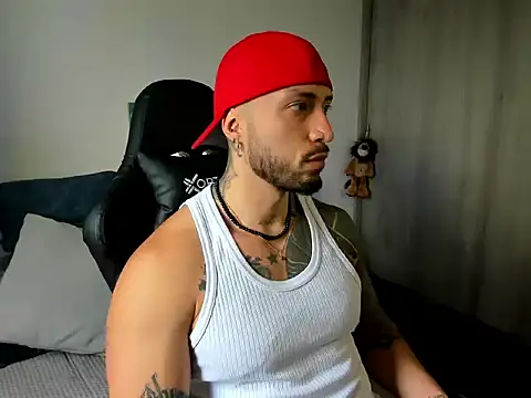 Snapshot of Dave-Max01 chatting on 8, 11, 2025 Dave-Max01 online show from 8, 11, 2025